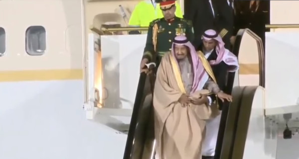 В Москве король Саудовской Аравии застрял на трапе самолета