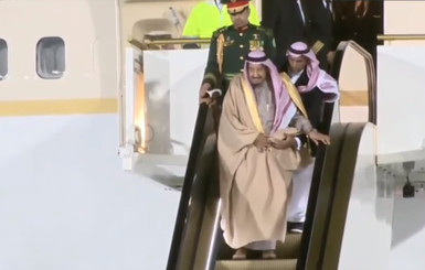 В Москве король Саудовской Аравии застрял на трапе самолета