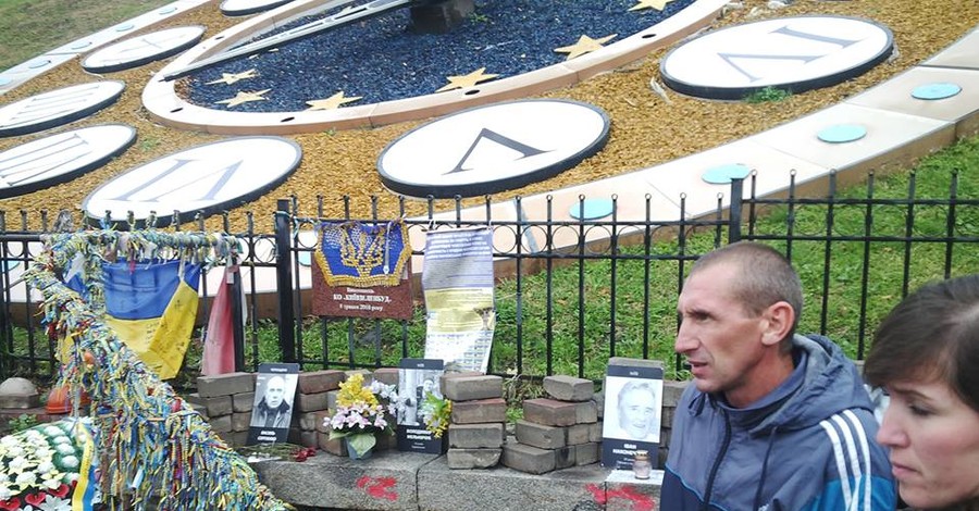 В центре Киева разбили памятник Небесной сотне 
