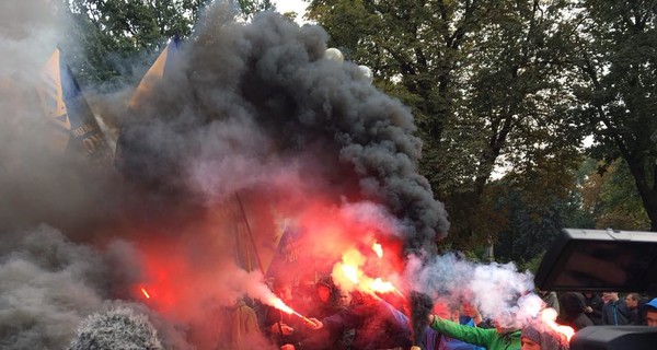 Под Верховной Радой националисты жгли дымовые шашки из-за закона по Донбассу