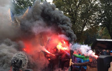 Под Верховной Радой националисты жгли дымовые шашки из-за закона по Донбассу