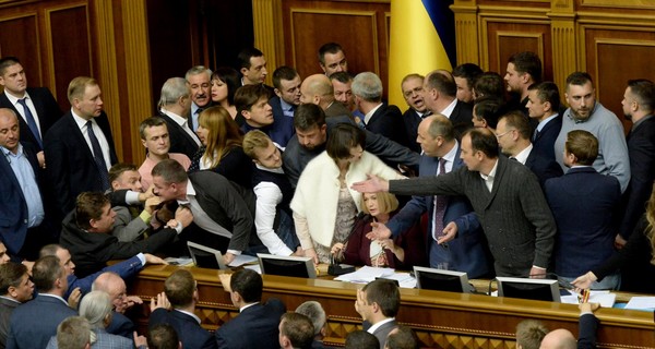 В Верховной Раде хаос: трибуна заблокирована, депутаты 