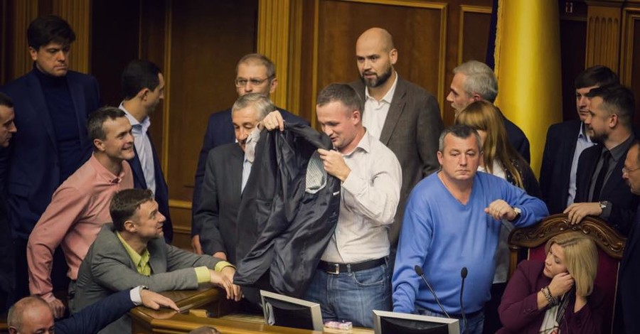 Левченко, который блокировал трибуну Рады, порвали пиджак