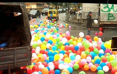 Причиной затора в Ровно стали тысячи воздушных шаров