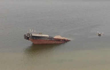 В Каховском водохранилище затонула баржа с нефтью