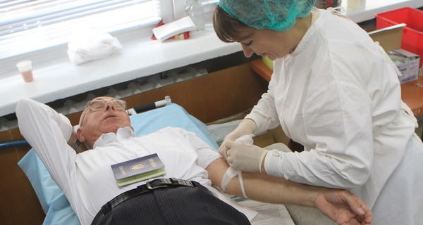 Кровь для раненых в Днепре сдал украинский донор-рекордсмен
