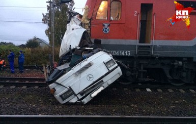 Смертельная авария в России: поезд тащил автобус по рельсам 736 метров 