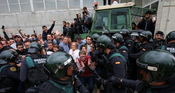 Правительство Испании извинилось за действия полицейских в Каталонии