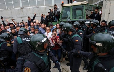 Правительство Испании извинилось за действия полицейских в Каталонии