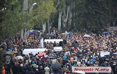 Протесты в Николаеве: сотни человек вышли поддержать мэра, которого сняли