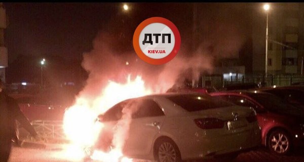 СМИ: в Киеве подожгли автомобиль с номерами МВД