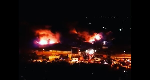 Пожар в Ростове-на-Дону: огнем охвачены 6 тысяч кв. метров рынка
