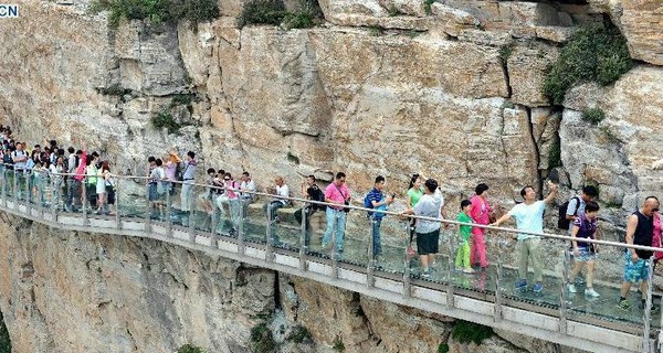 Китайский стеклянный мост начал трескаться под ногами напуганных туристов 