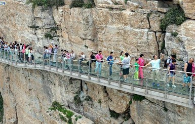 Китайский стеклянный мост начал трескаться под ногами напуганных туристов 