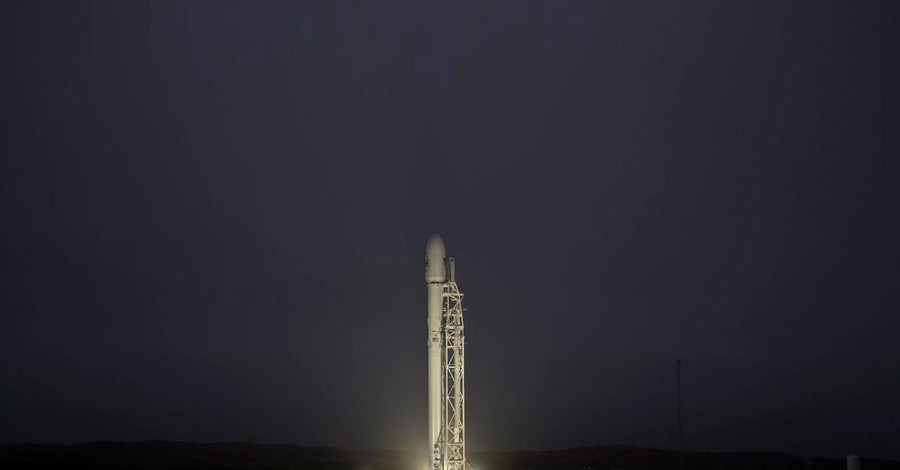 SpaceX запустила ракету Falcon 9 с десятью спутниками на борту