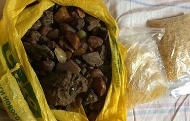 У ровенских наркоторговцев нашли янтарь, оружие и золото