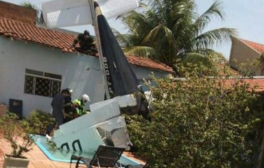 В Бразилии самолет упал на жилой дом, есть жертвы