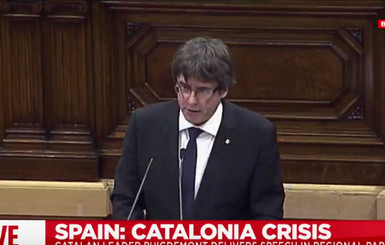 Президент Каталонии вместо объявления независимости попросил отложить этот вопрос 