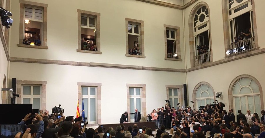 Глава Каталонии Пучдемон подписал декларацию о независимости