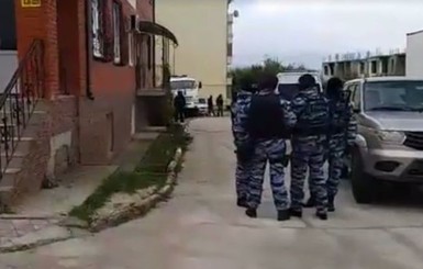 В Крыму проходят обыски у крымских татар