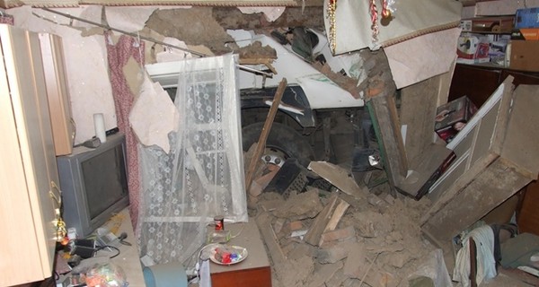 Под Днепром семья третий год живет с грузовиком в стене