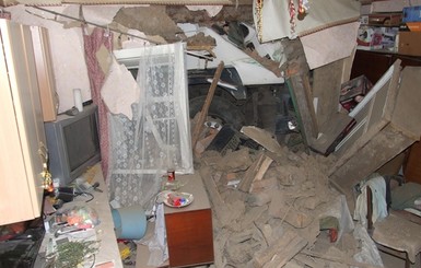 Под Днепром семья третий год живет с грузовиком в стене