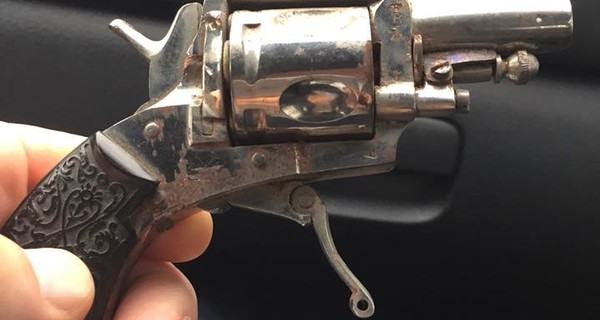 Револьвер 19 века, найденный за шкафом в Могилянке, сдали в полицию