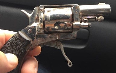 Револьвер 19 века, найденный за шкафом в Могилянке, сдали в полицию