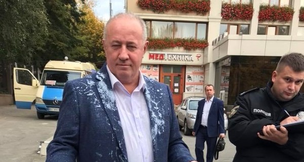 Депутата Чумака в двух городах закидали яйцами и облили кефиром