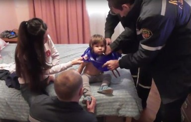 В Запорожье из сиденья для унитаза двухлетнего малыша вызволяли спасатели