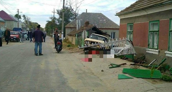 В Одесской области пьяный водитель задавил троих бабушек, сидевших на лавочке