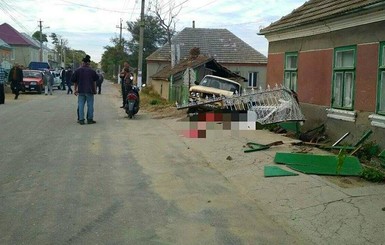 В Одесской области пьяный водитель задавил троих бабушек, сидевших на лавочке