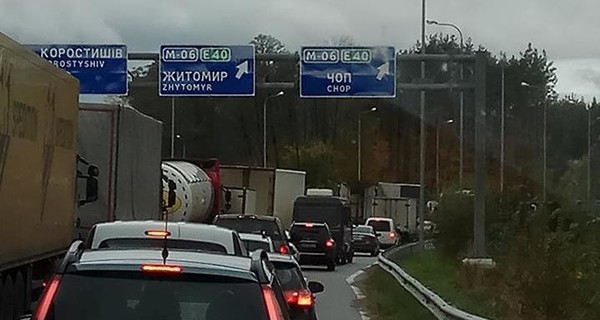 Проезд на Житомир перекрыт: произошла автокатастрофа с участием 6 машин