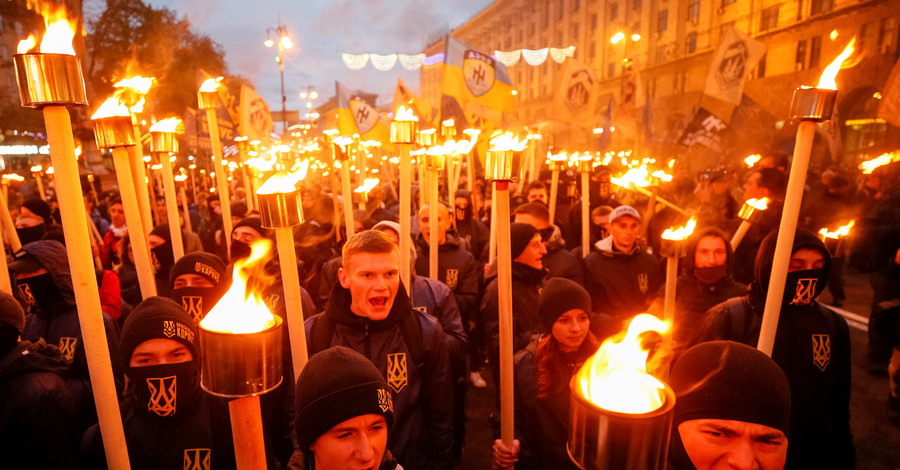 В Киеве прошло факельное шествие в честь основания УПА
