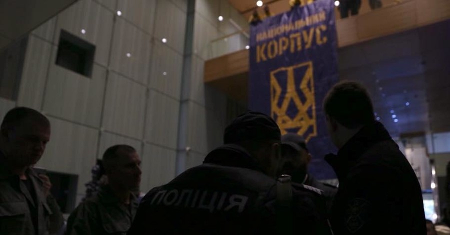 В Киеве захватили вертолетную площадку Януковича