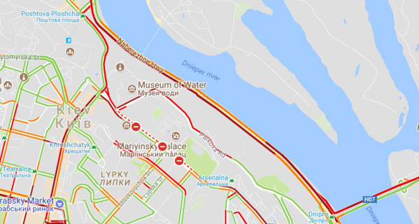 В Киеве из-за аварии заблокировано Набережное шоссе 