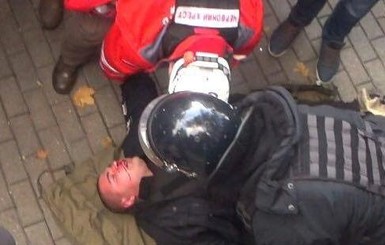 Опубликовано видео избиения полицейского под Радой 17 октября
