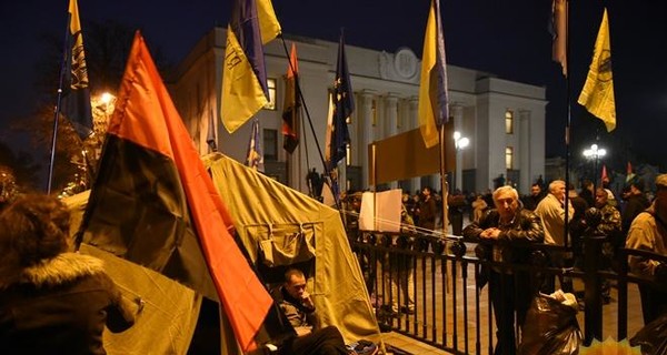 Под Радой еще стоят палатки, митингующих стало меньше