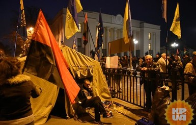 Под Радой еще стоят палатки, митингующих стало меньше