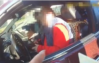 В Тернополе полицейский на ходу запрыгнул в авто и остановил пьяного водителя