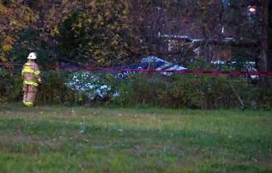 В Канаде легкомоторный самолет упал во двор