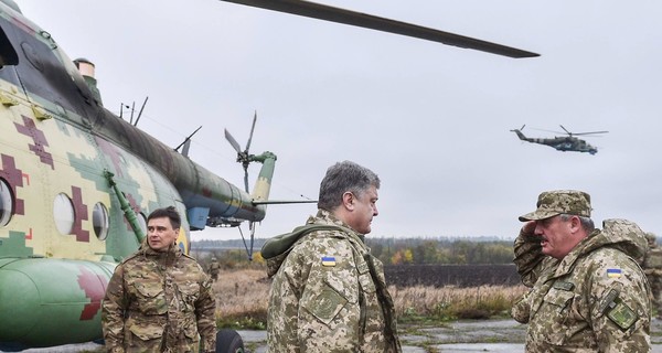 Порошенко провел военное совещание в Авдеевке