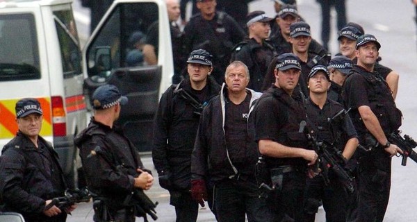 Вооруженный мужчина взял заложников в торговом центре Великобритании