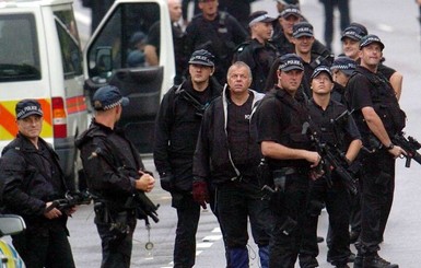Вооруженный мужчина взял заложников в торговом центре Великобритании