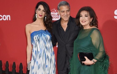 Джордж Клуни пришел на премьеру фильма с супругой и тещей 