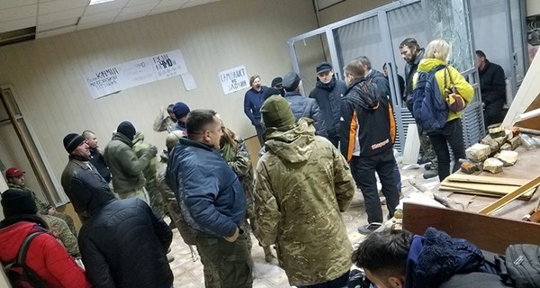 Святошинский суд Киева, который блокировали всю ночь, зачистили за минуту