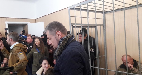 Мосийчук после штурма суда предложил полицейскому 