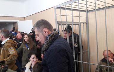 Мосийчук после штурма суда предложил полицейскому 