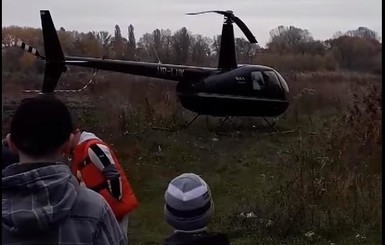 В Чернигове вертолет приземлился рядом с остановкой