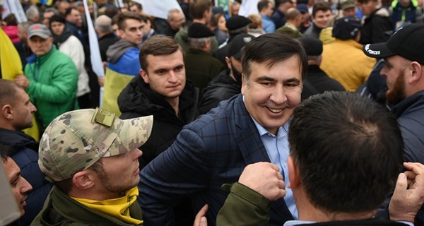 Саакашвили переехал жить в палатку под Верховной Радой